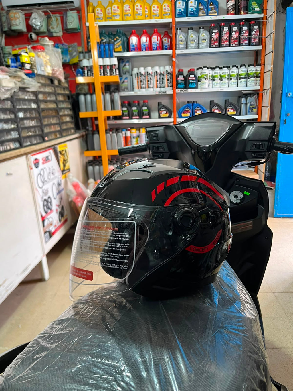 casque pista noir et rouge