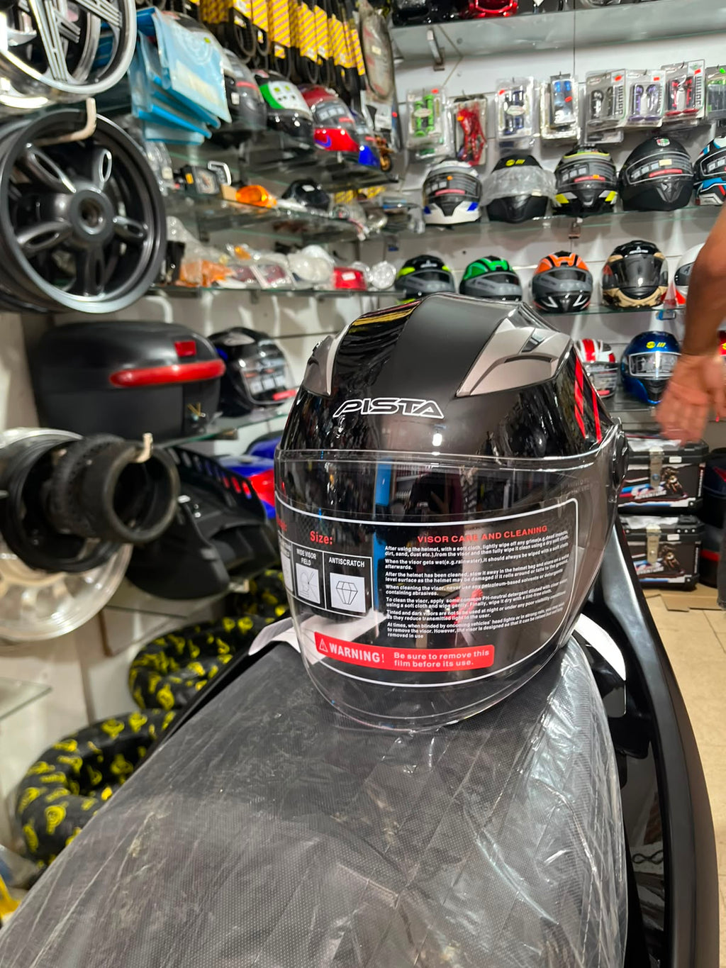 casque pista noir et rouge