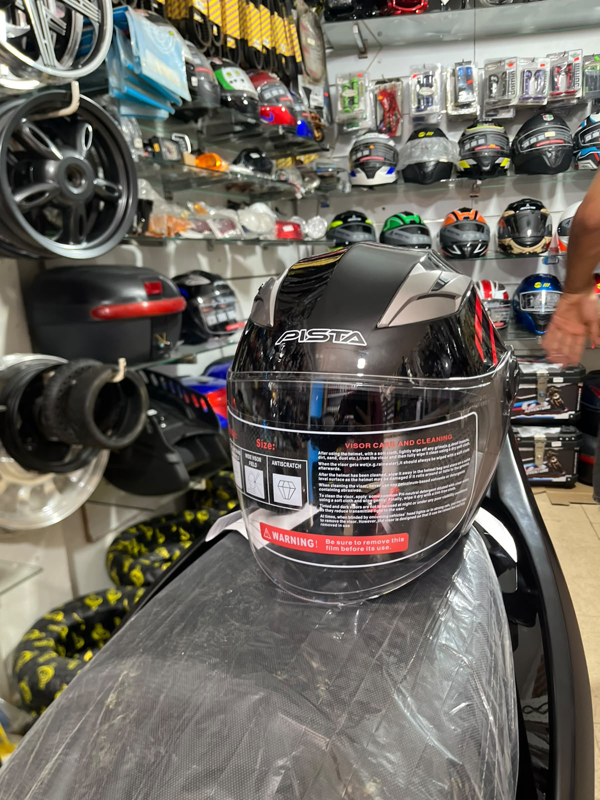 casque pista noir et rouge