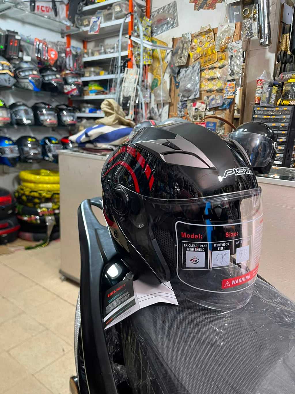 casque pista noir et rouge