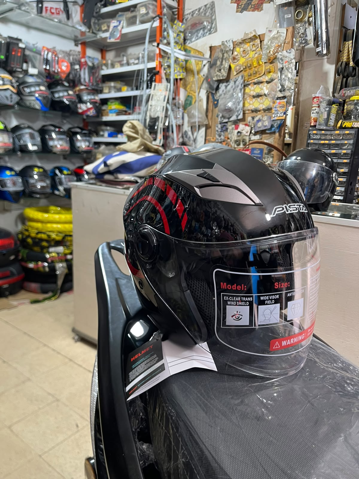 casque pista noir et rouge